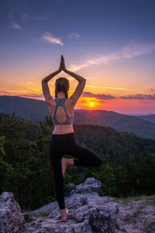 La posture de l’arbre en yoga (Vrikshasana) : Bienfaits et guide complet - ZenYopi