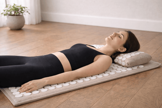 Tapis d’acupression : comment l’utiliser pour transformer sa pratique du yoga et de la méditation